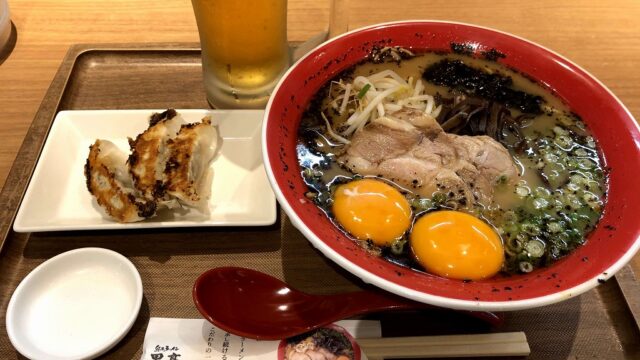 「黒亭」サクラマチクマモト店の卵入りラーメン