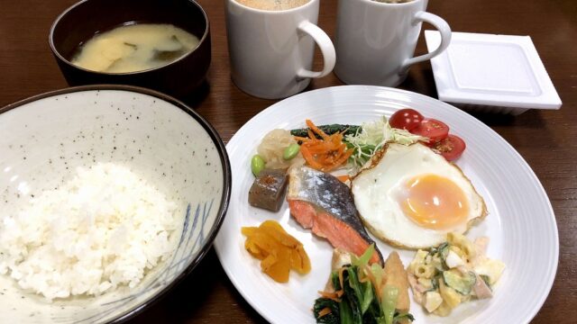 八丈島のゲストハウス「横分けハンサム」の朝食