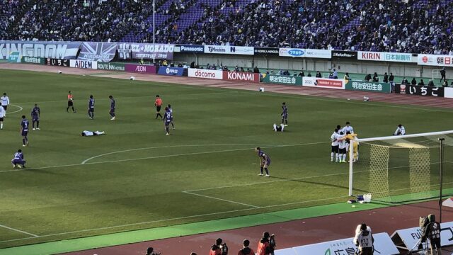 エディオンスタジアム広島のピッチに倒れ込むFC東京の選手たち