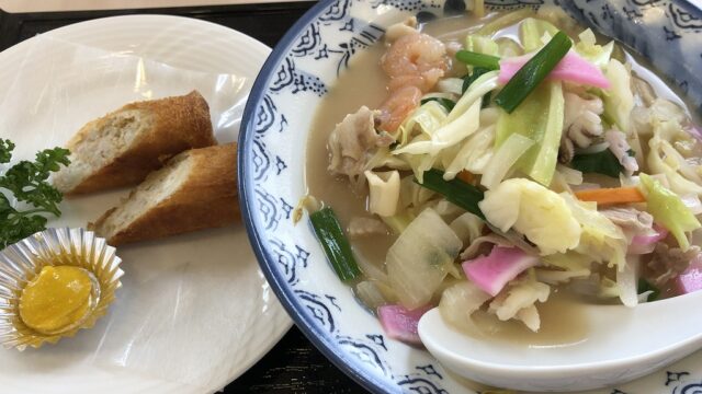 長崎空港のレストランでミニちゃんぽんとハトシロール