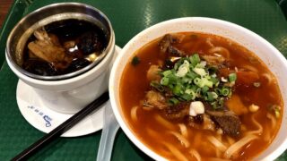 高雄の鄧師傅の番茄牛三寶麺と香菇雞湯