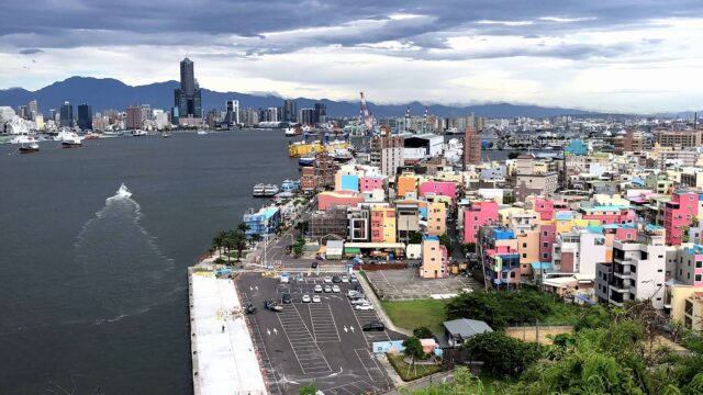 高雄燈塔から高雄港を一望する