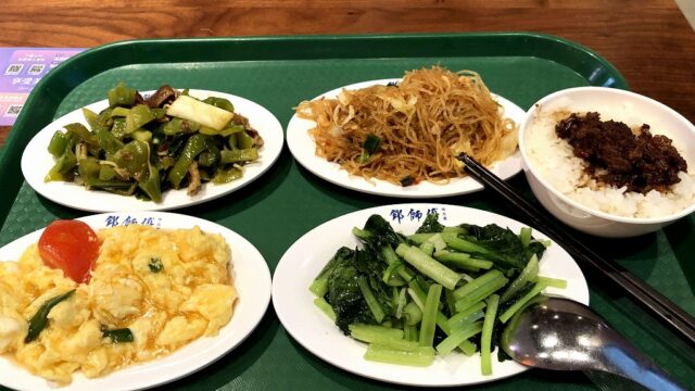 高雄のE SKY MALLの鄧師傅の小皿料理