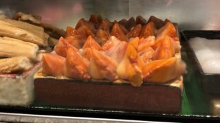 清水の末廣鮨のネタケース内の赤貝