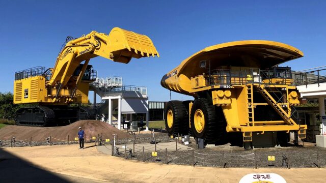 こまつの杜の超大型のショベルカーとダンプトラック