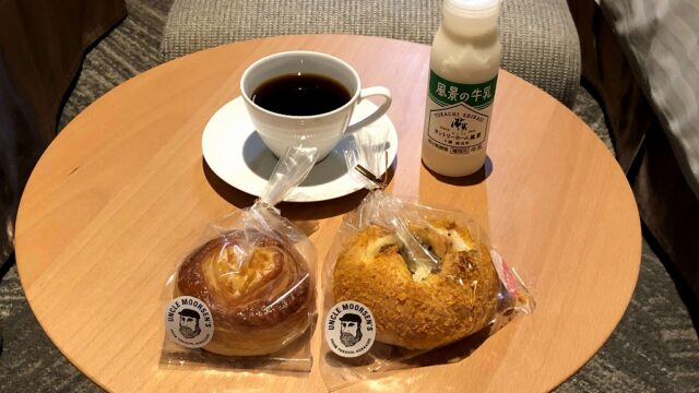 北海道ホテルのショップのパンで朝食