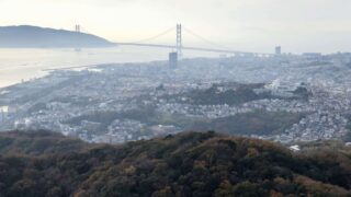 須磨浦公園の展望閣から明石海峡大橋