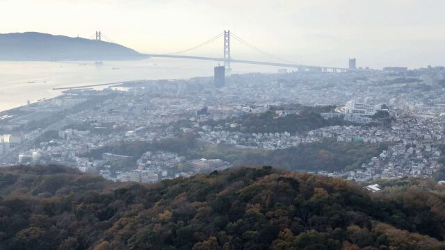 須磨浦公園の展望閣から明石海峡大橋